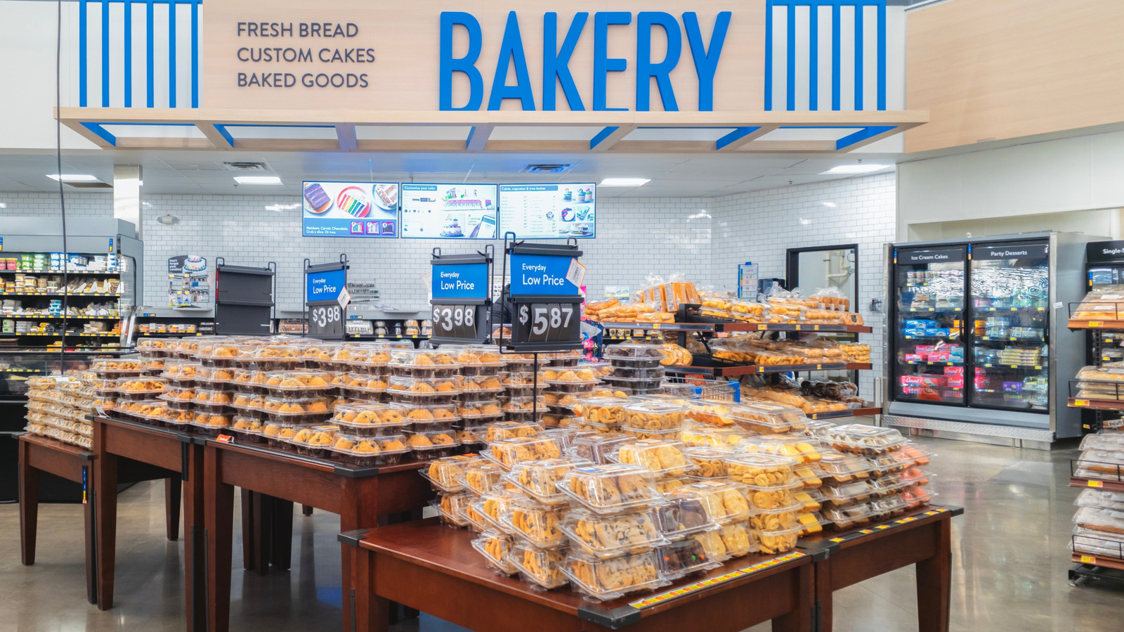 What Walmart Shoppers Should Know About Its Bakery Cakes