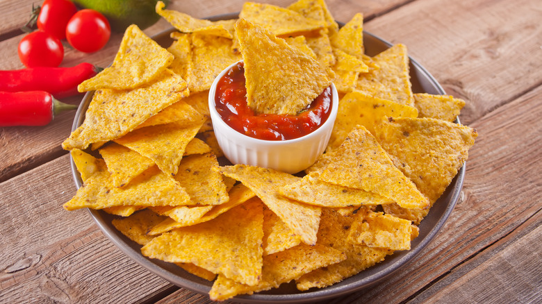 plate of chips and salsa
