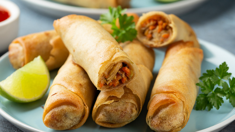 Fried spring rolls with parsley