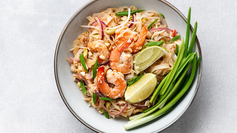 Pad thai, lemon and shrimp