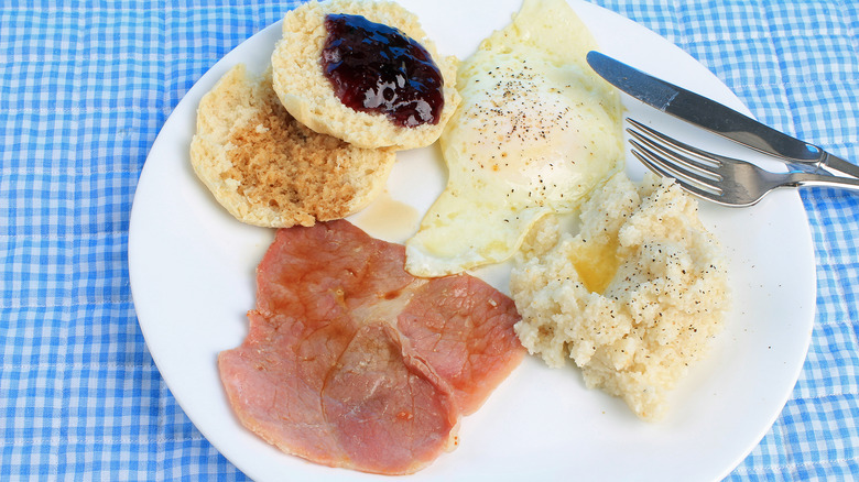 Breakfast with red eye gravy
