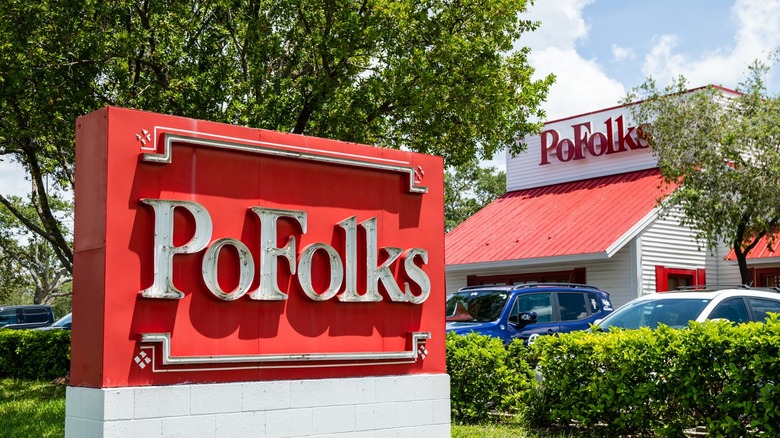the outside of a Po' Folks, with a red and white sign