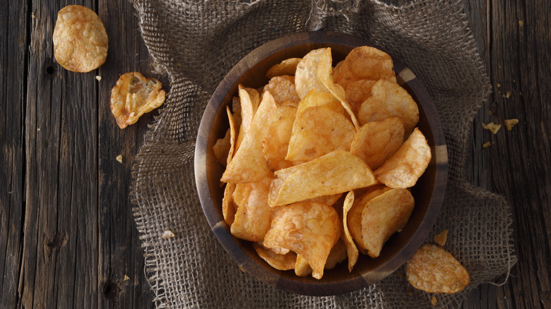 Seasoned potato chips in wooden bowl