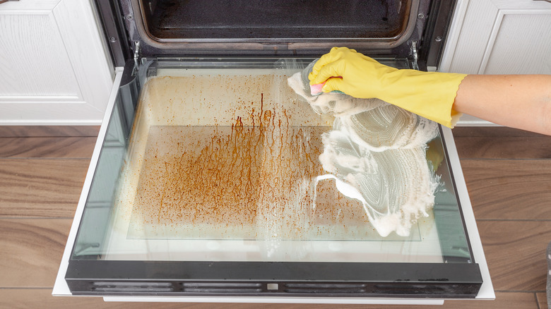 Cleaning inside oven door