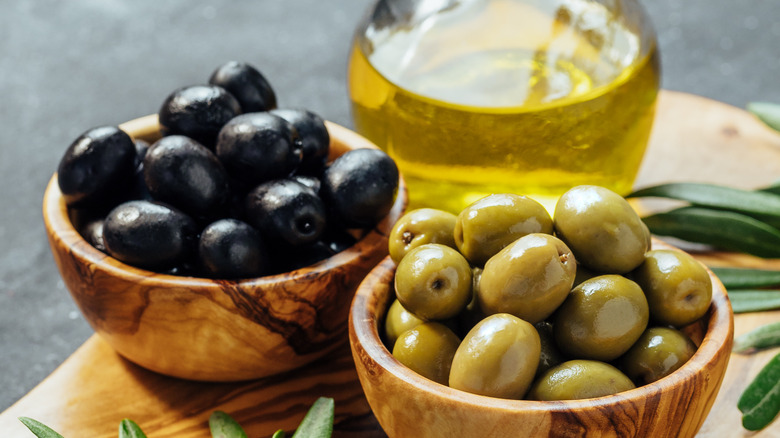 What's The Difference Between Black Olives And Green Olives?