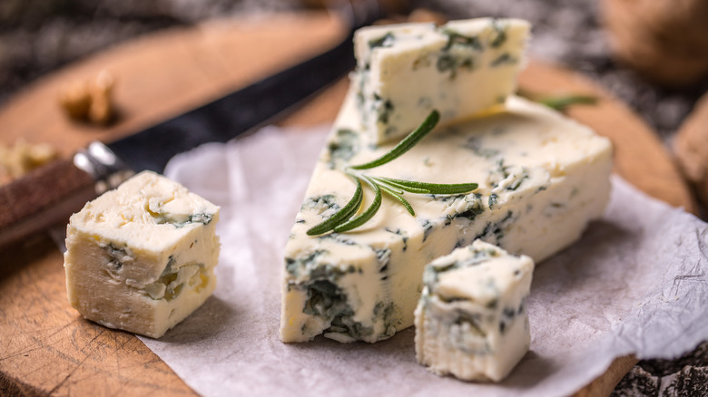 slices of roquefort blue cheese