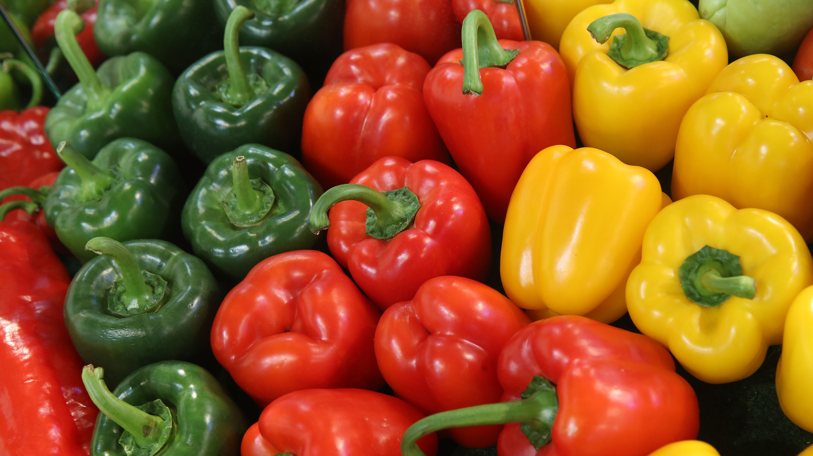 https://www.thedailymeal.com/img/gallery/whats-the-difference-between-green-yellow-and-red-bell-peppers/l-intro-1670857492.jpg