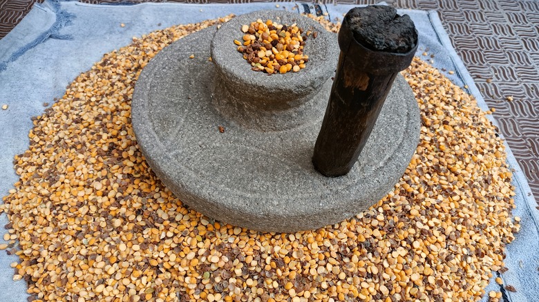 Stone grinding mill