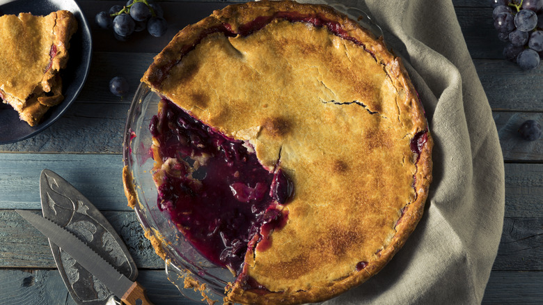 Concord grape pie and slice