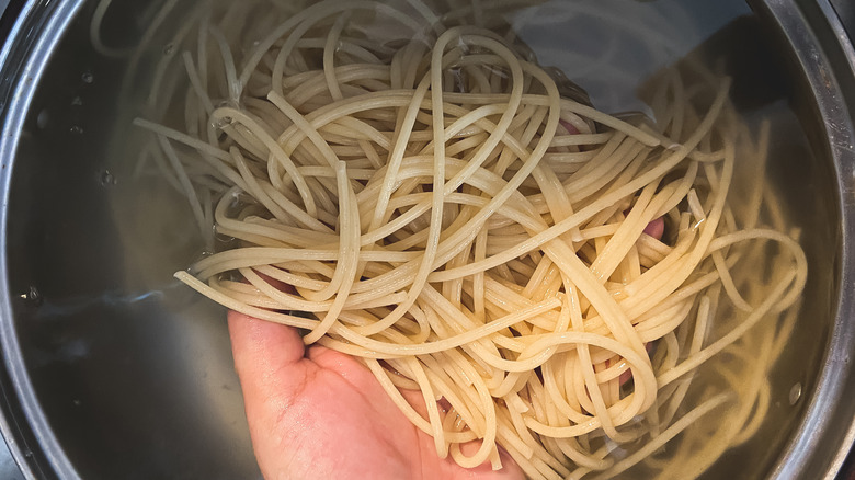 spaghetti in cold water