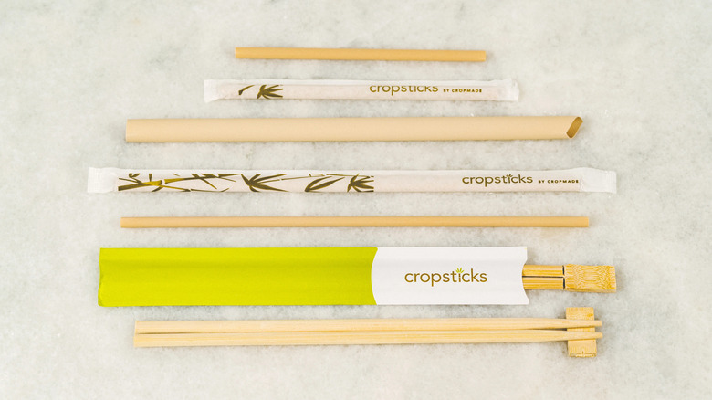 Różne produkty CropSticks, w tym pałeczki i słomki