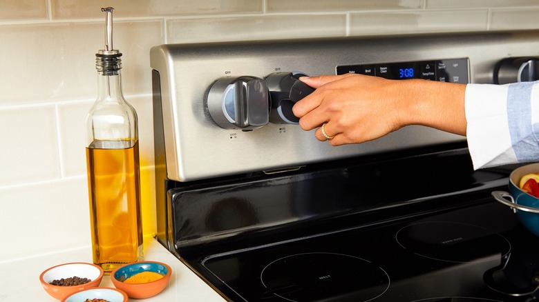 Hand adjusting Smart Knob