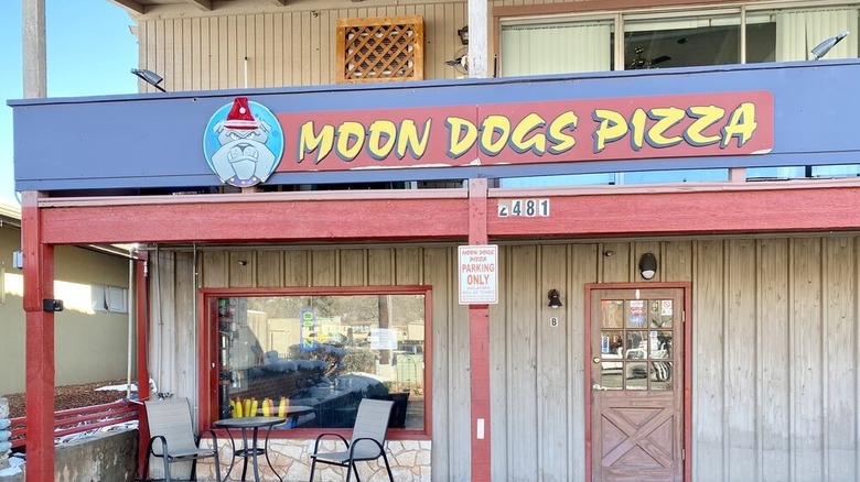 moon dog pizza exterior