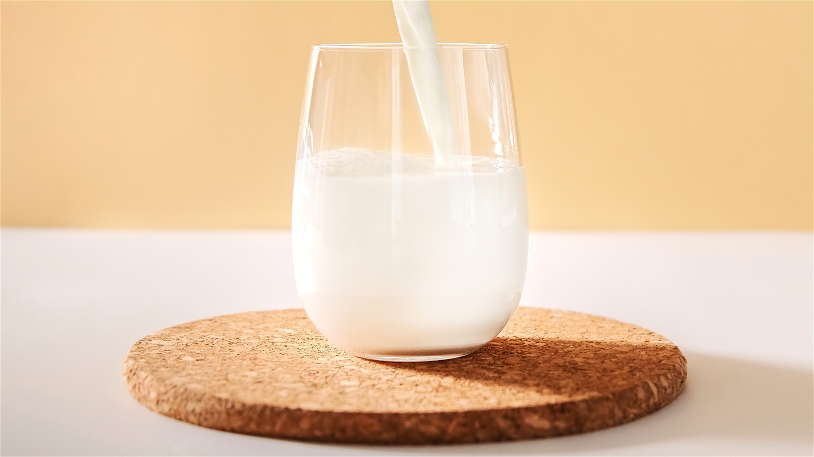 Как отличить молоко. Молоко в стакане. Стакан молока на Светлом фоне. Коктейль с молочной сывороткой. Стаканы с молоком много.
