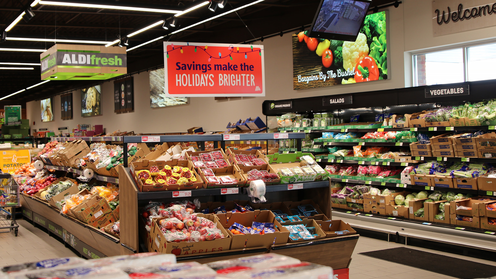 https://www.thedailymeal.com/img/gallery/why-aldi-should-always-be-your-first-stop-for-fresh-fruit/l-intro-1672772436.jpg