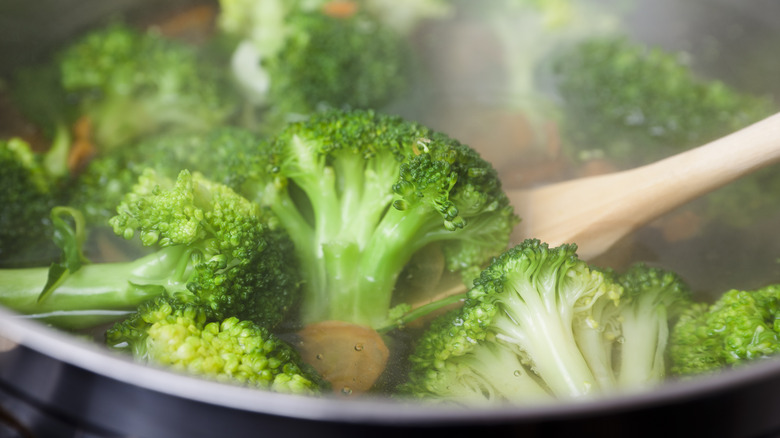 Boiling broccoli