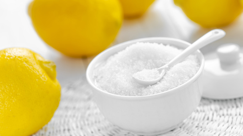 Citric acid and lemons