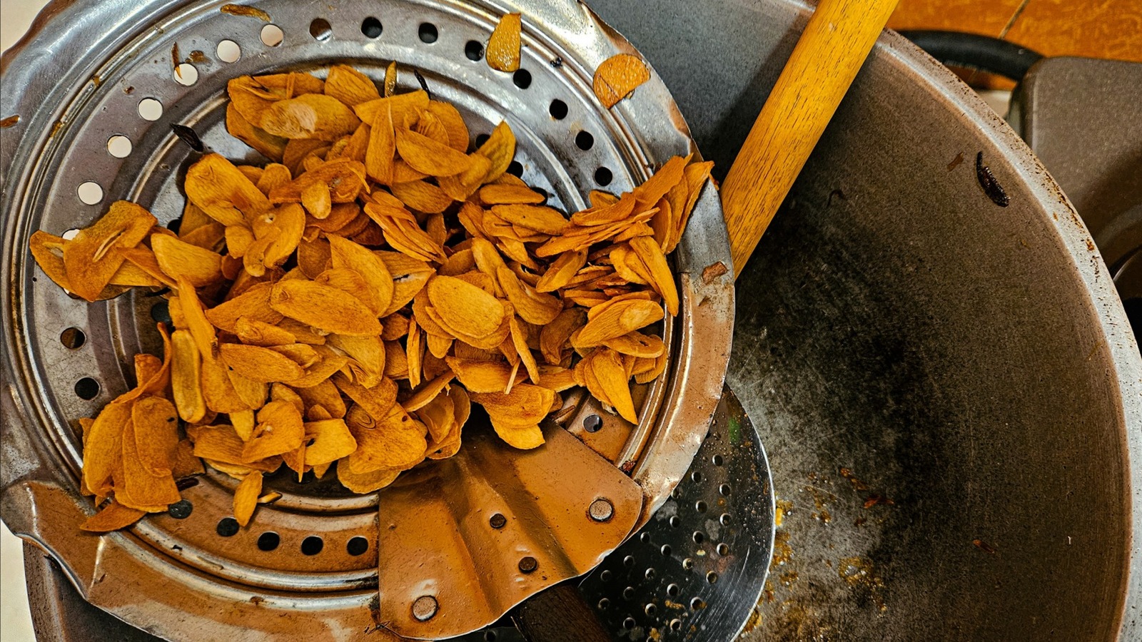 Why Cold Oil Is Essential For Perfectly Crisp Garlic Chips