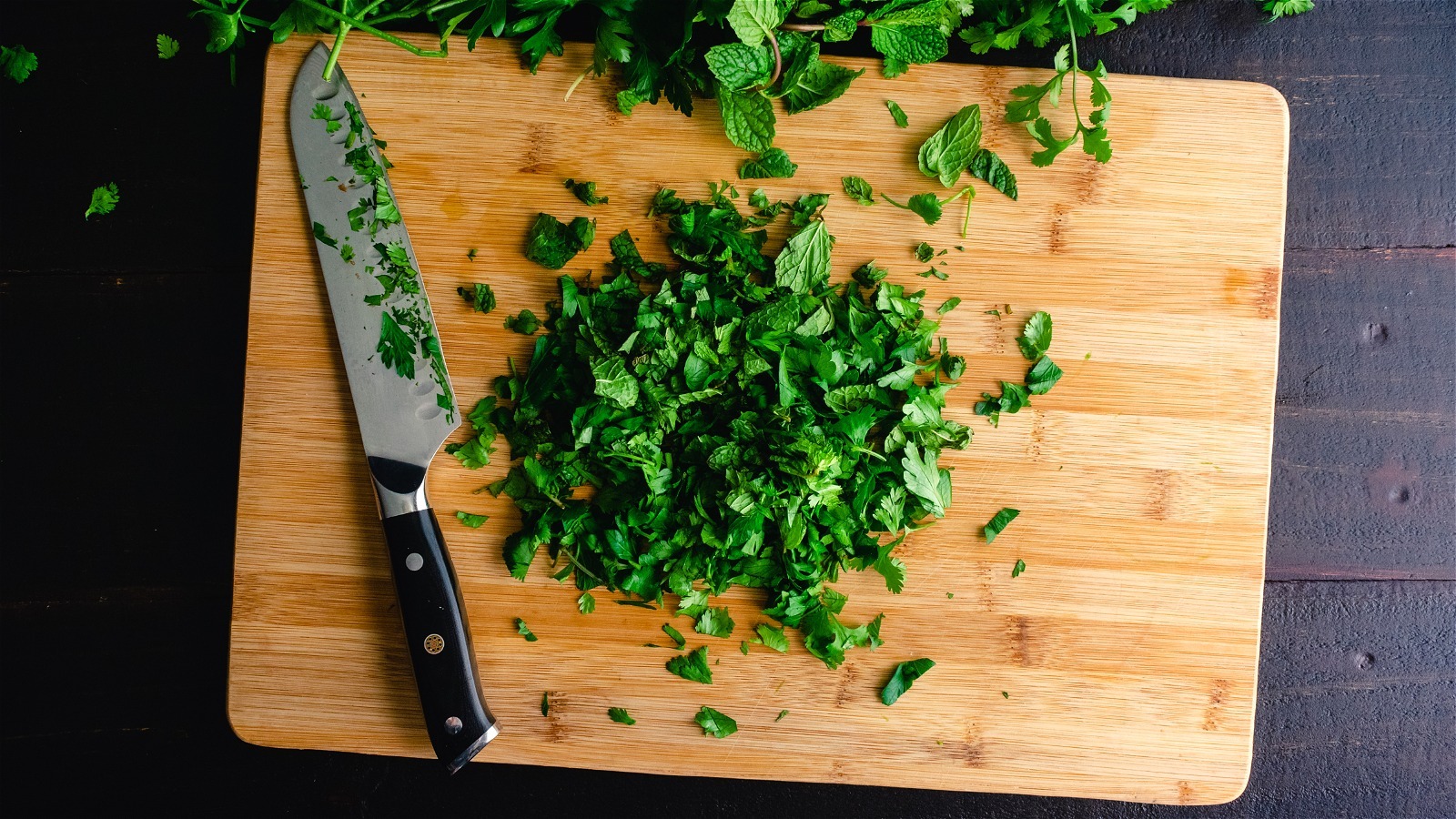 Why It's Worth Buying Fresh Parsley And Cilantro Over Dried