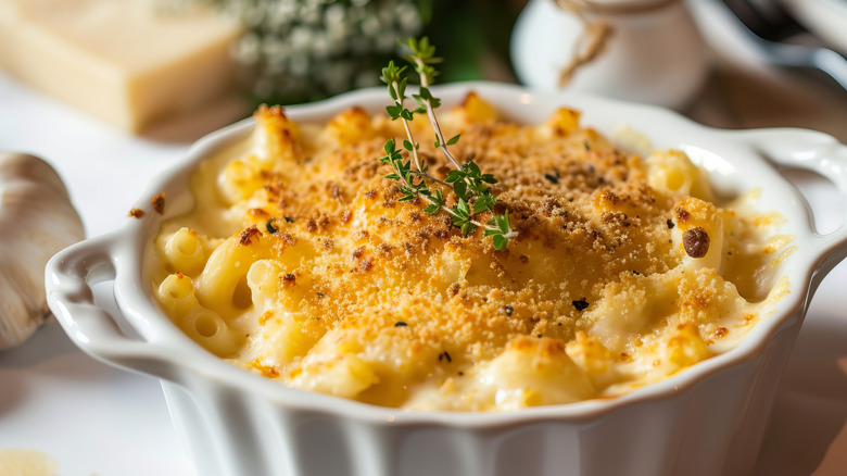 Crunchy topping on baked mac and cheese