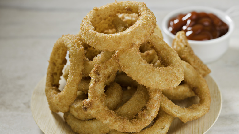 A pile of onion rings