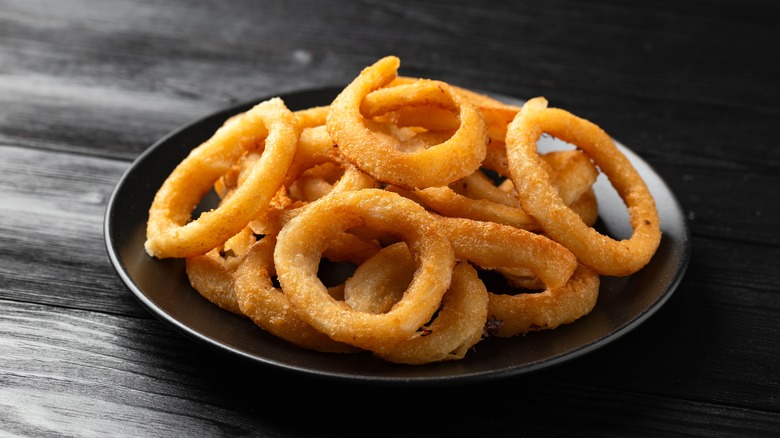 plate of onion rings
