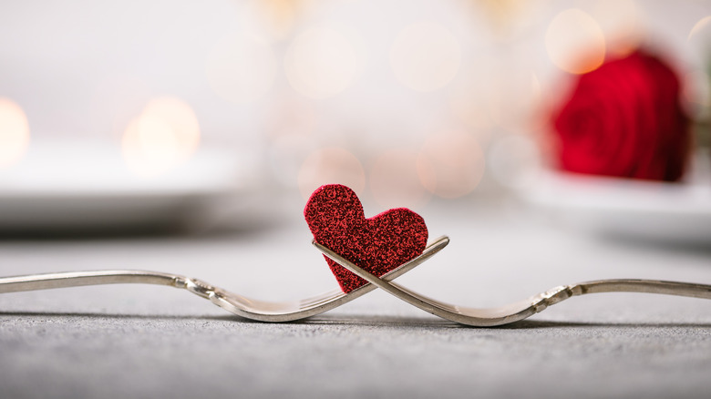 Intertwined forks with sparkly heart