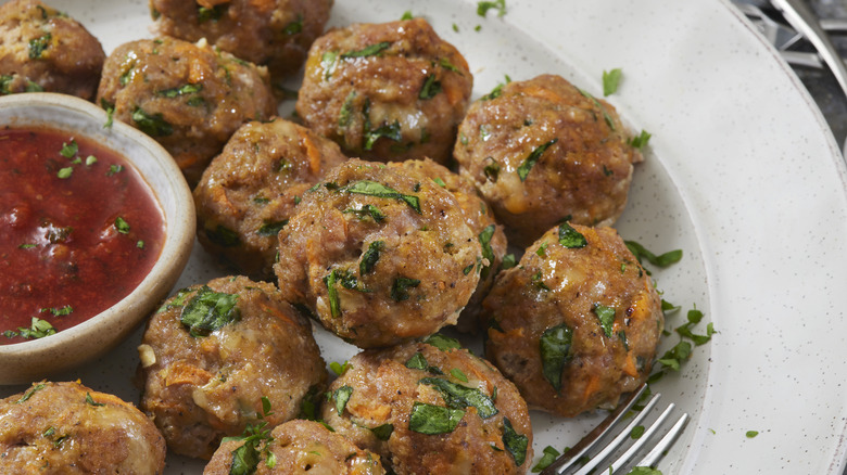 Meatballs and sauce on plate