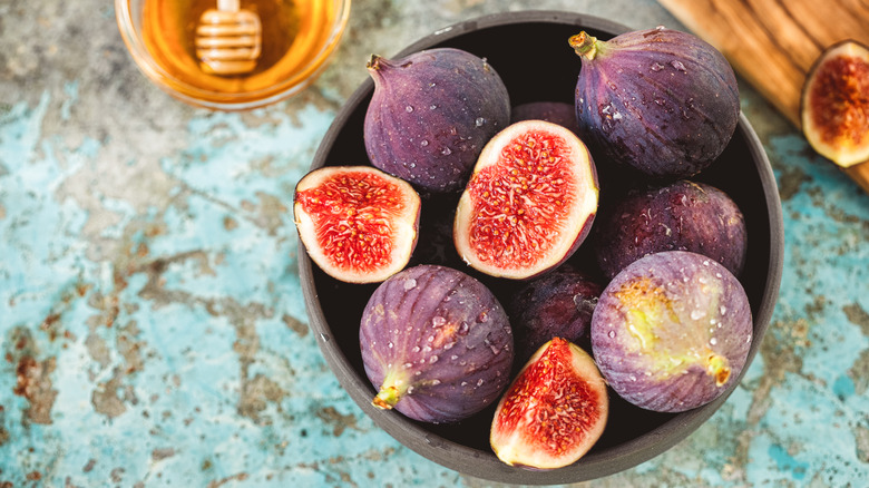 Fresh figs in bowl