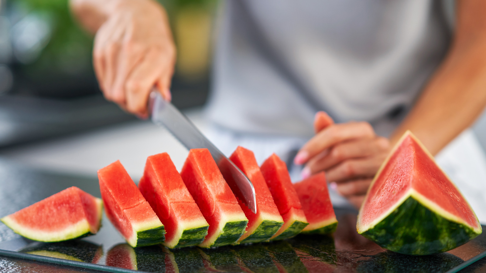 https://www.thedailymeal.com/img/gallery/why-you-should-be-using-a-bread-knife-to-cut-fruit/l-intro-1678977628.jpg
