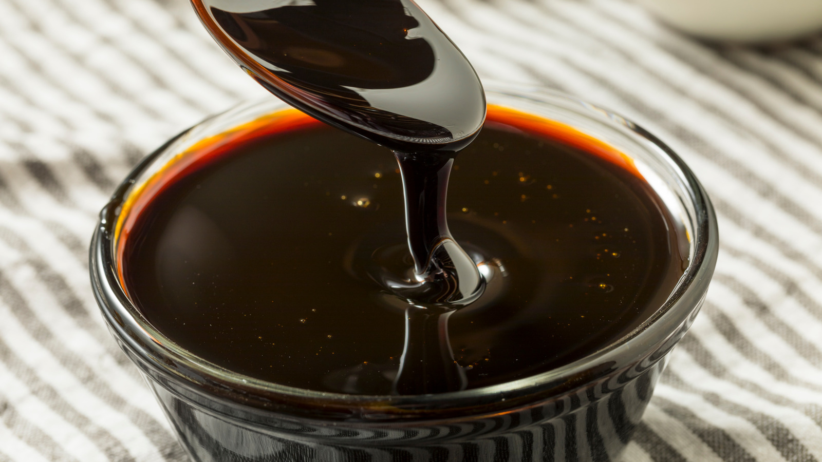 Why You Should Never Substitute Regular Molasses With Blackstrap