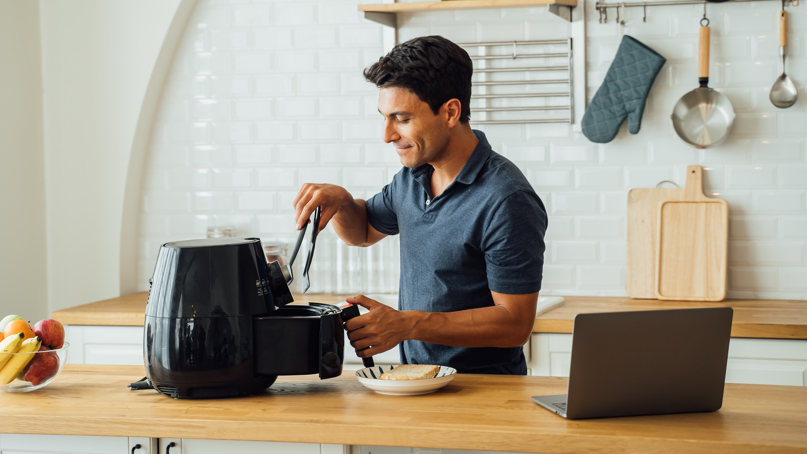 Why You Should Usually Avoid Putting Wet Batter In An Air Fryer
