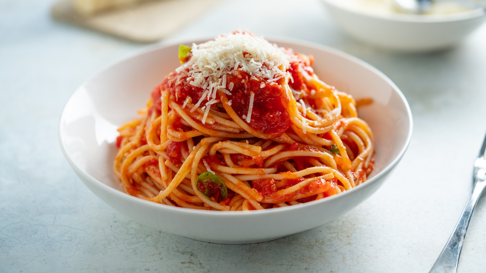 https://www.thedailymeal.com/img/gallery/why-you-shouldnt-cook-spaghetti-in-a-small-pot/l-intro-1671061248.jpg
