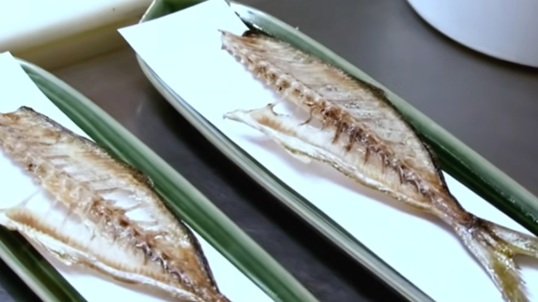 Fried mackerel skeletons on trays
