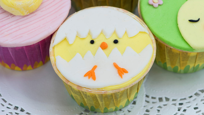 fondant chicken on cupcake