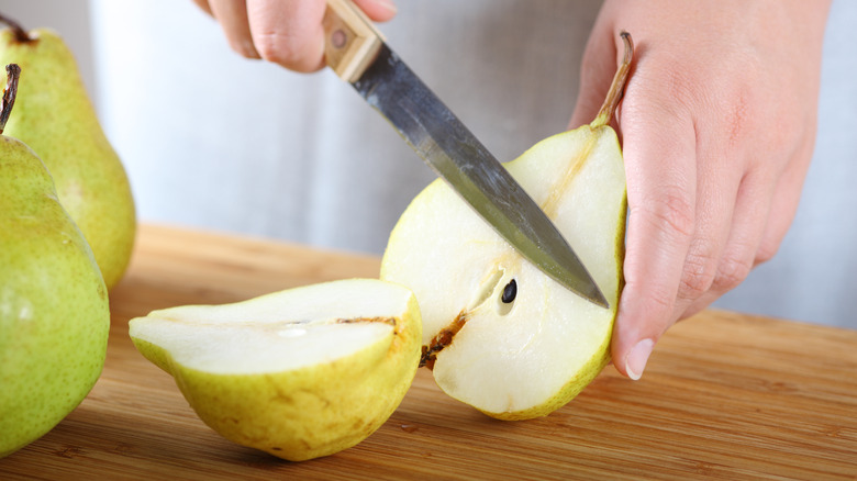 slicing fresh pears