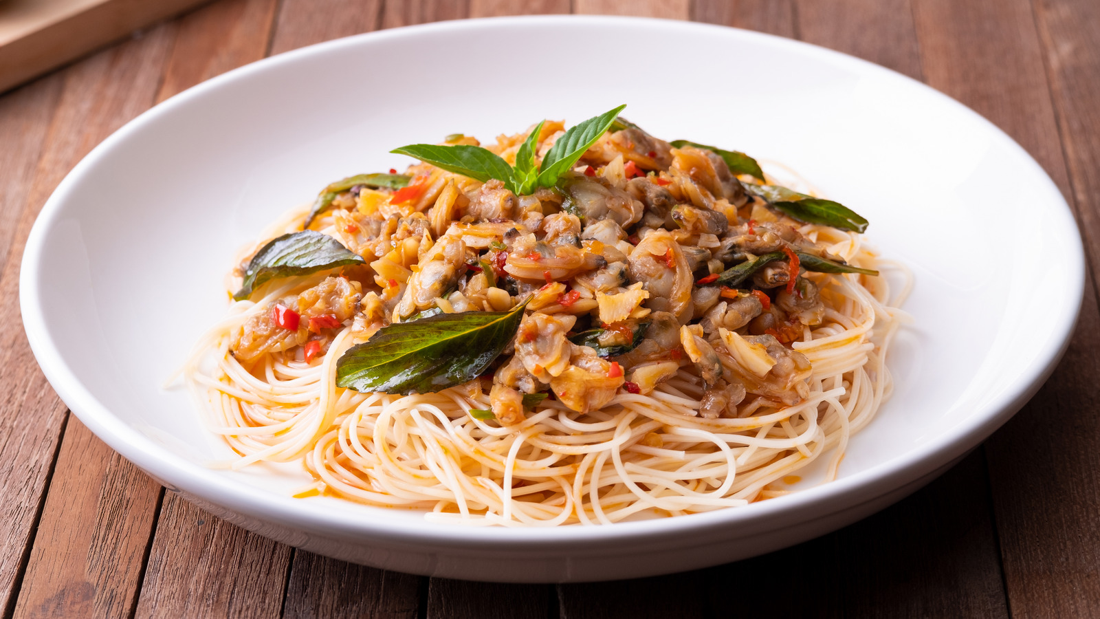You Can Absolutely Make Clam Pasta With The Canned Variety