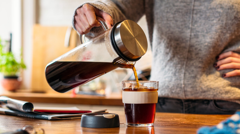 https://www.thedailymeal.com/img/gallery/you-dont-need-fancy-gear-to-make-the-best-cold-brew/intro-1704165879.jpg