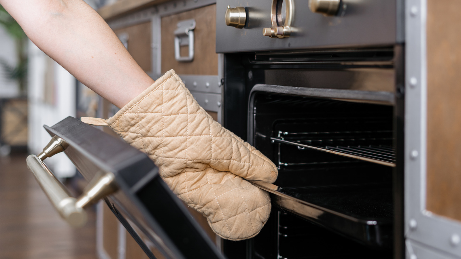 You Should Never Use Wet Oven Mitts. Here's Why