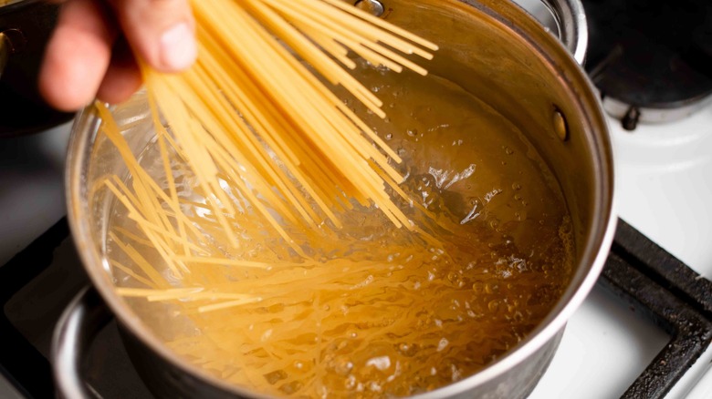 Boiling pasta 
