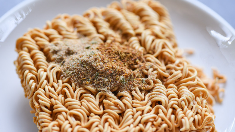 Ramen noodles with ramen powder