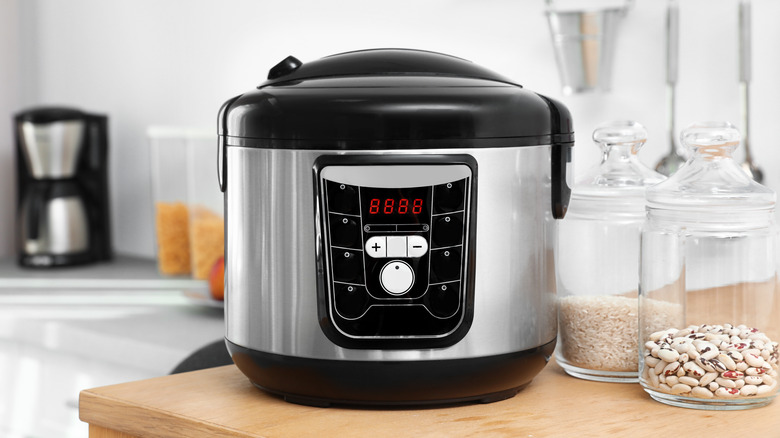 White slow cooker with glass lid 