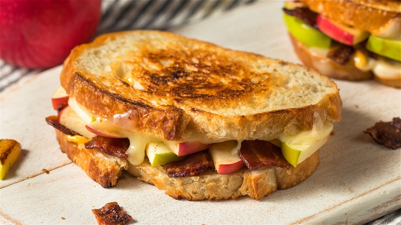 Apple, cheddar, and bacon sandwich 