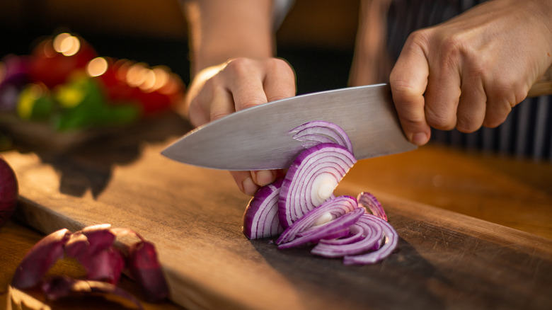 Slicing onions 