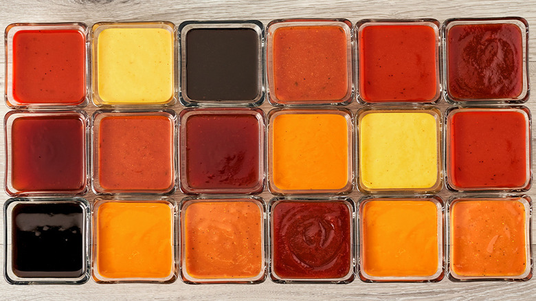 Zaxby's sauce filling glass saucers