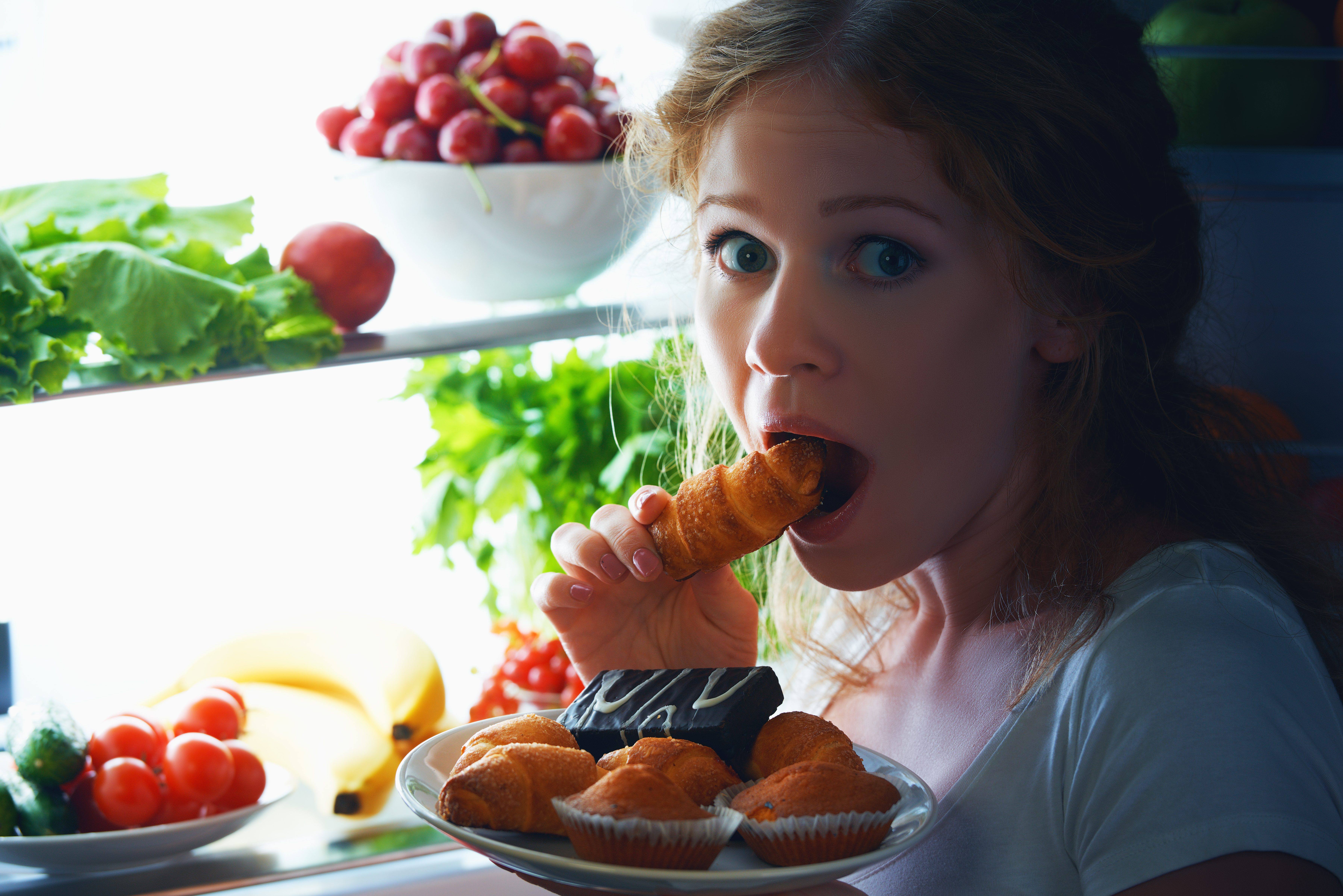 how to stop late night food cravings