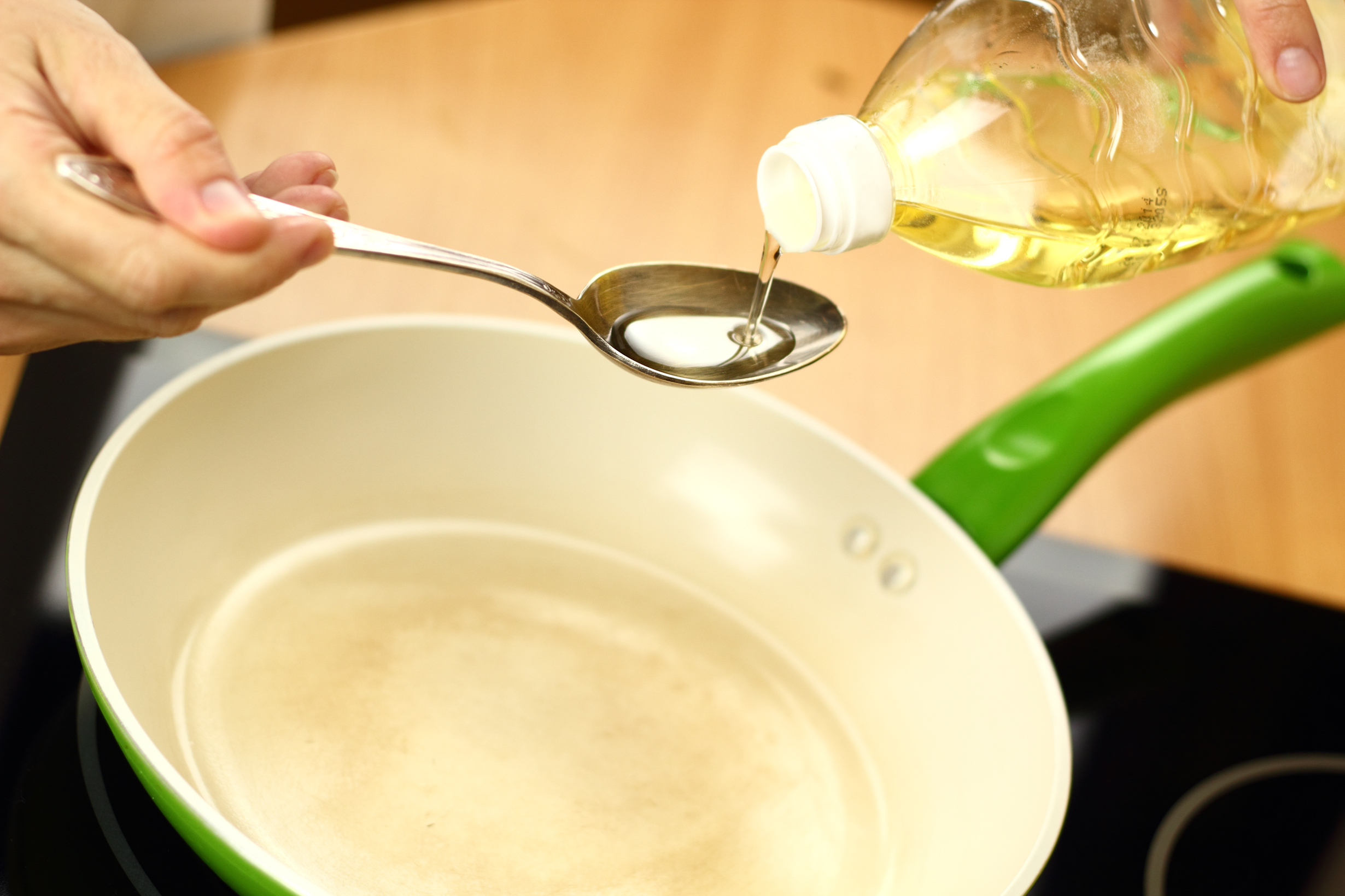 Чтобы не брызгало масло на сковороде. Масло в ложке. Наливаем масло на сковороду. В сковороду влить масло. Растительное масло на сковороде.